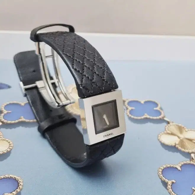 [BUNJANG] Chanel Matelasse Leather Watch / 정품 샤넬 마트라세 가죽줄시계
