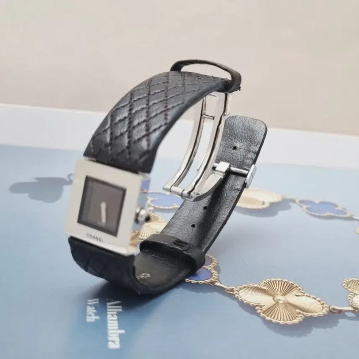 [BUNJANG] Chanel Matelasse Leather Watch / 정품 샤넬 마트라세 가죽줄시계