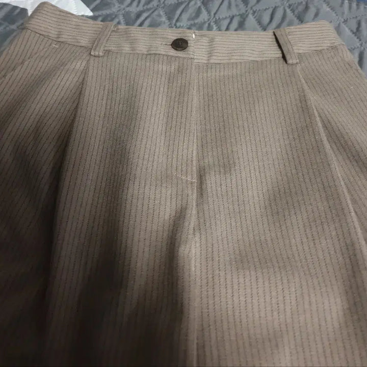 [BUNJANG] Sienne Stripe Pintuck Semi-Wide Slacks Brown / 시엔느 스트라이프 핀턱 세미와이드 슬랙스 브라운 (S)
