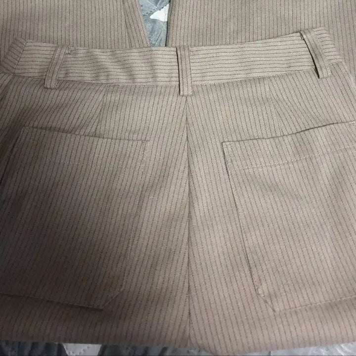 [BUNJANG] Sienne Stripe Pintuck Semi-Wide Slacks Brown / 시엔느 스트라이프 핀턱 세미와이드 슬랙스 브라운 (S)