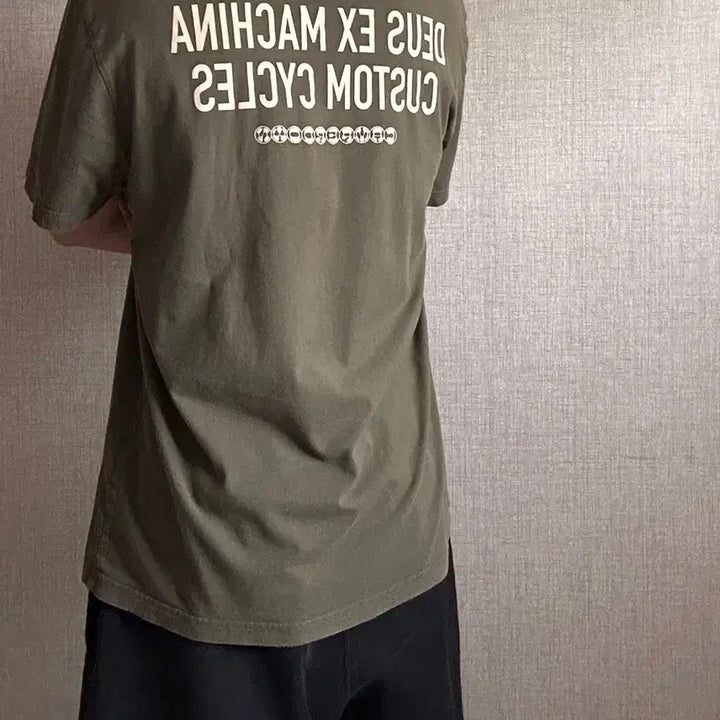 [SOLD OUT] 데우스 엑스 마키나 후면 포인트 카키 반팔 티셔츠