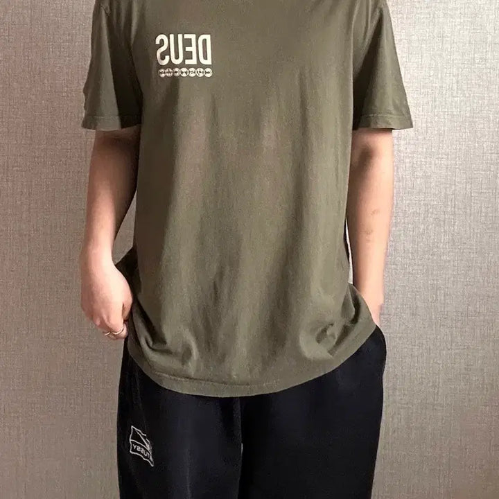 [SOLD OUT] 데우스 엑스 마키나 후면 포인트 카키 반팔 티셔츠