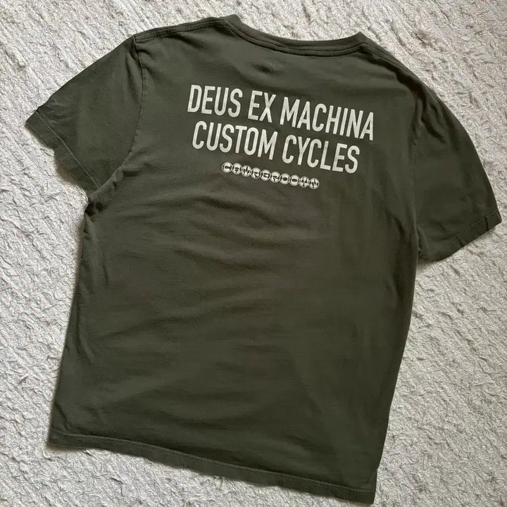 [SOLD OUT] 데우스 엑스 마키나 후면 포인트 카키 반팔 티셔츠