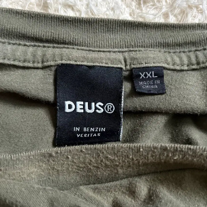 [SOLD OUT] 데우스 엑스 마키나 후면 포인트 카키 반팔 티셔츠