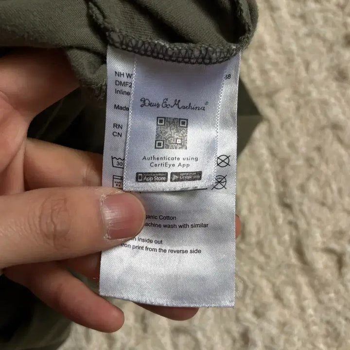 [SOLD OUT] 데우스 엑스 마키나 후면 포인트 카키 반팔 티셔츠