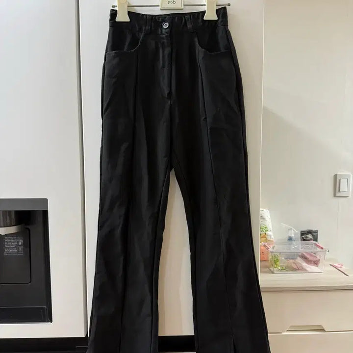 [BUNJANG] Black Bootcut Slacks with Front Slit Detail (Size S) / 5/26까지 앞트임 블랙 부츠컷 슬랙스
