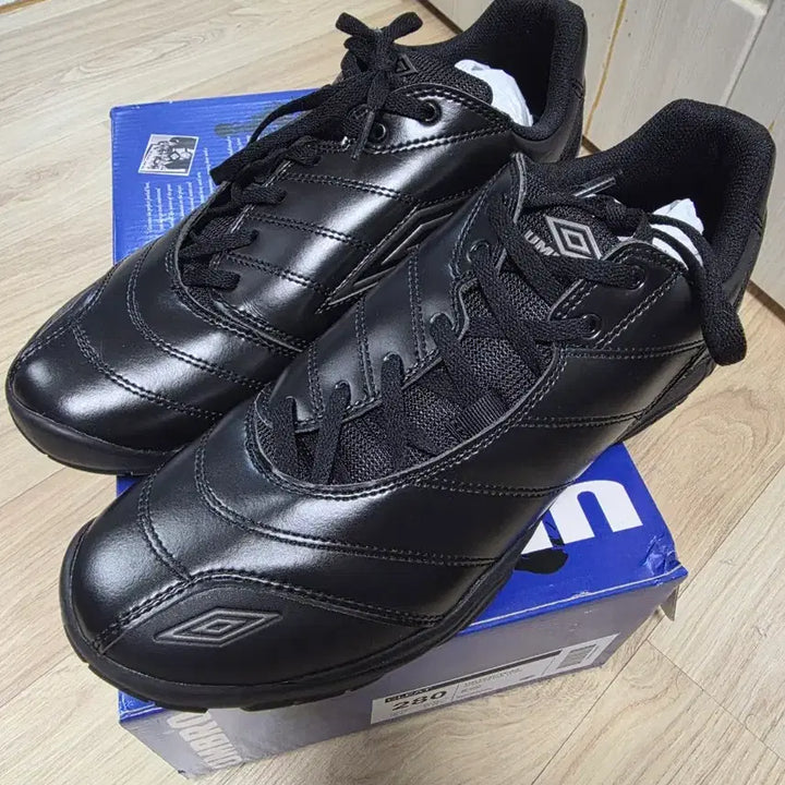[BUNJANG] Umbro Cleat Shoes (Size 280) / 엄브로 클리트 신발 (280)