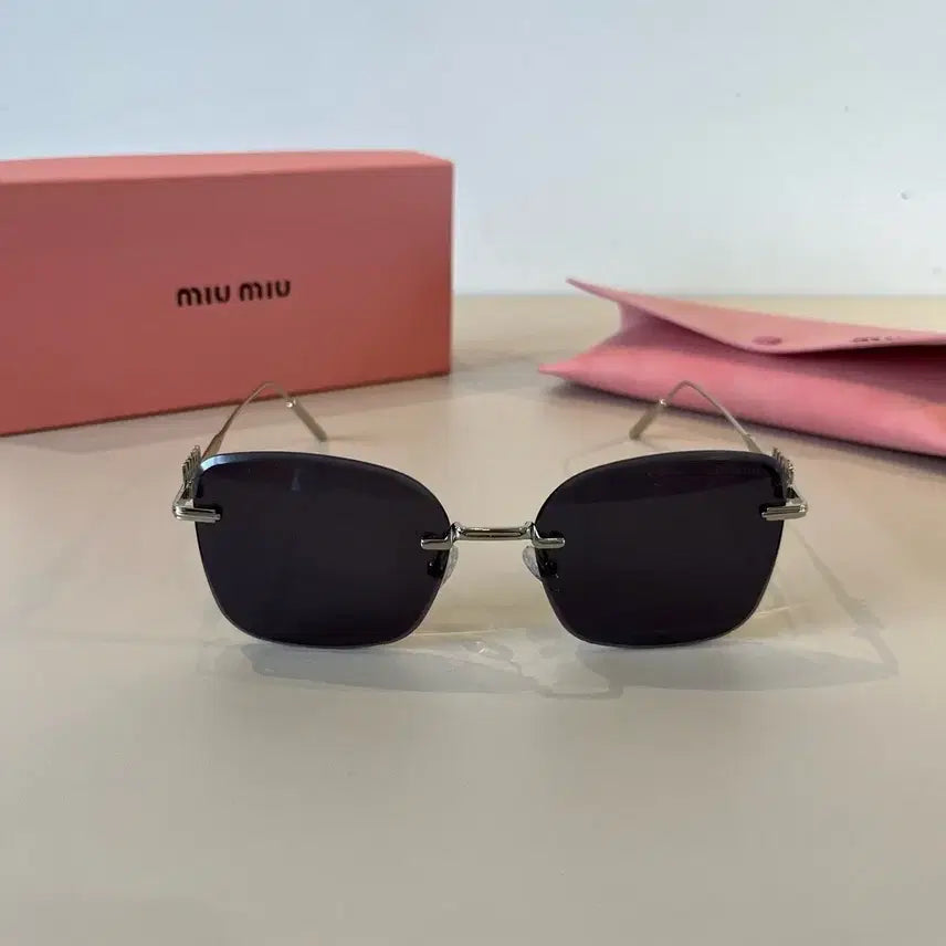 [BUNJANG] Miu Miu Tinted Sunglasses / 미우미우 블랙 틴트 선글라스