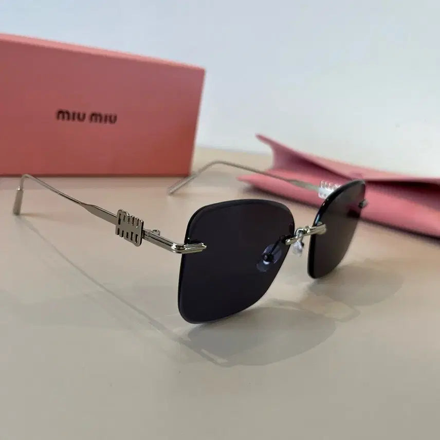 [BUNJANG] Miu Miu Tinted Sunglasses / 미우미우 블랙 틴트 선글라스