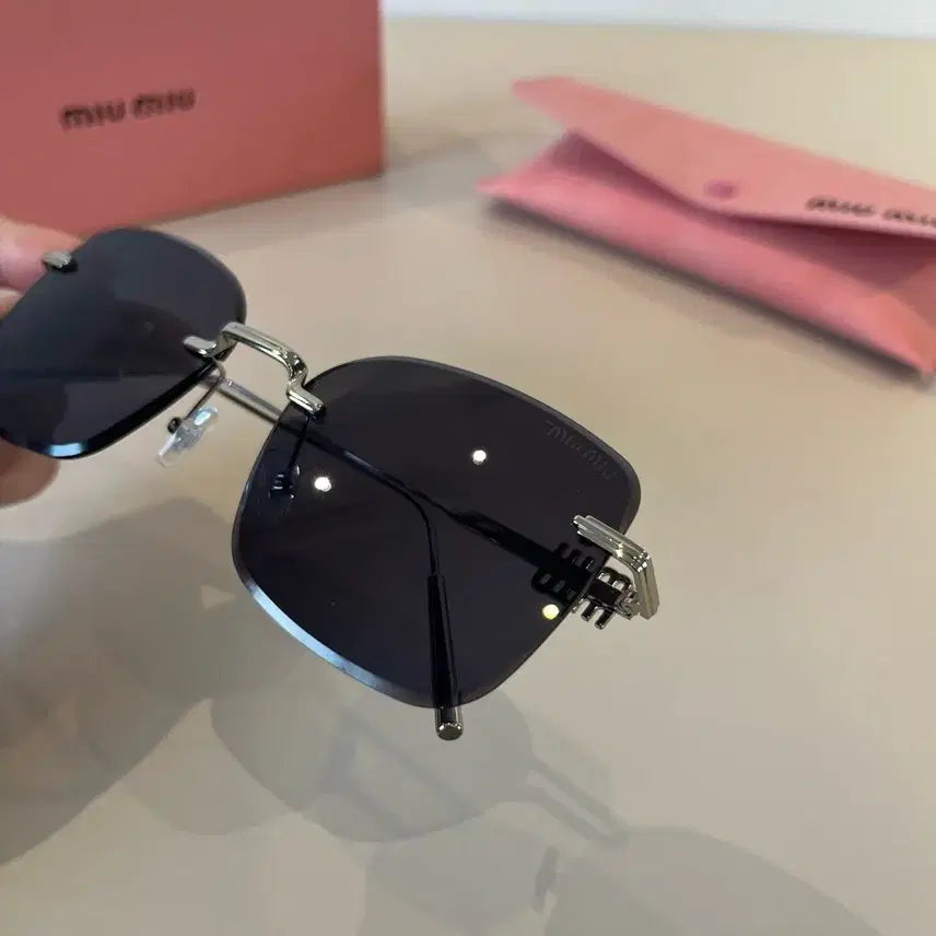 [BUNJANG] Miu Miu Tinted Sunglasses / 미우미우 블랙 틴트 선글라스