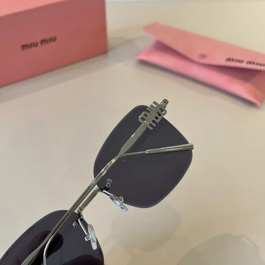 [BUNJANG] Miu Miu Tinted Sunglasses / 미우미우 블랙 틴트 선글라스