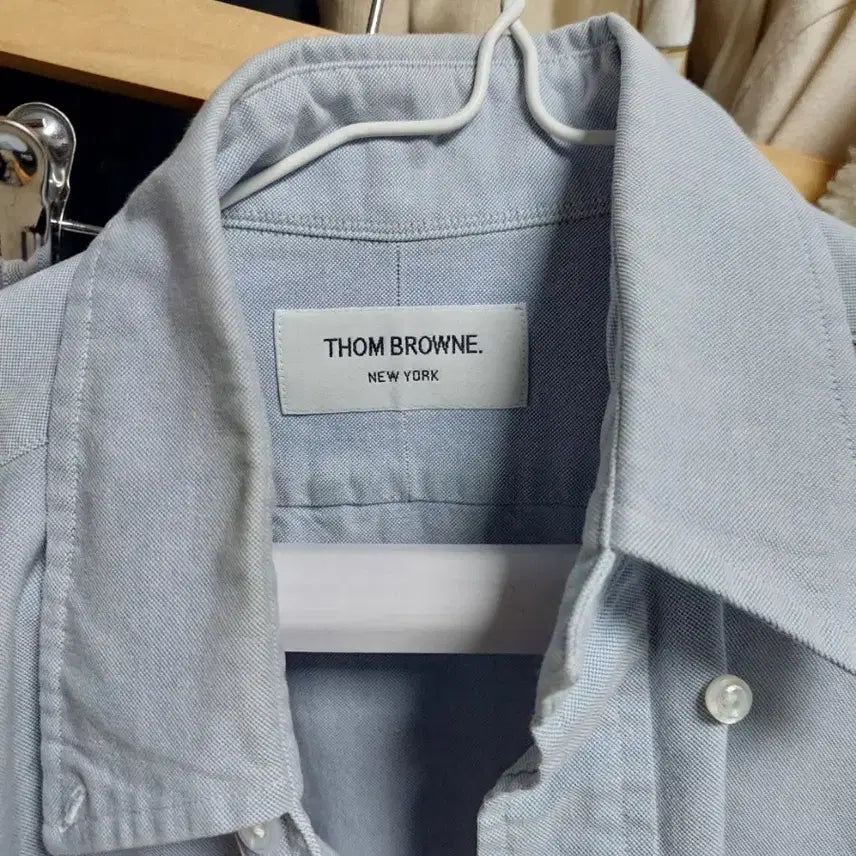 [SOLD OUT] 톰브라운 히든 삼선 셔츠 하늘색 사이즈2