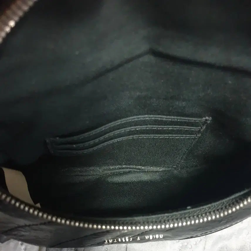 [BUNJANG] Charles & Keith Han So Hee Philomena Crinkle Effect Crossbody Bag / (한소희 PICK)찰스앤키스 필로미나 크링클 이펙트 크로스백