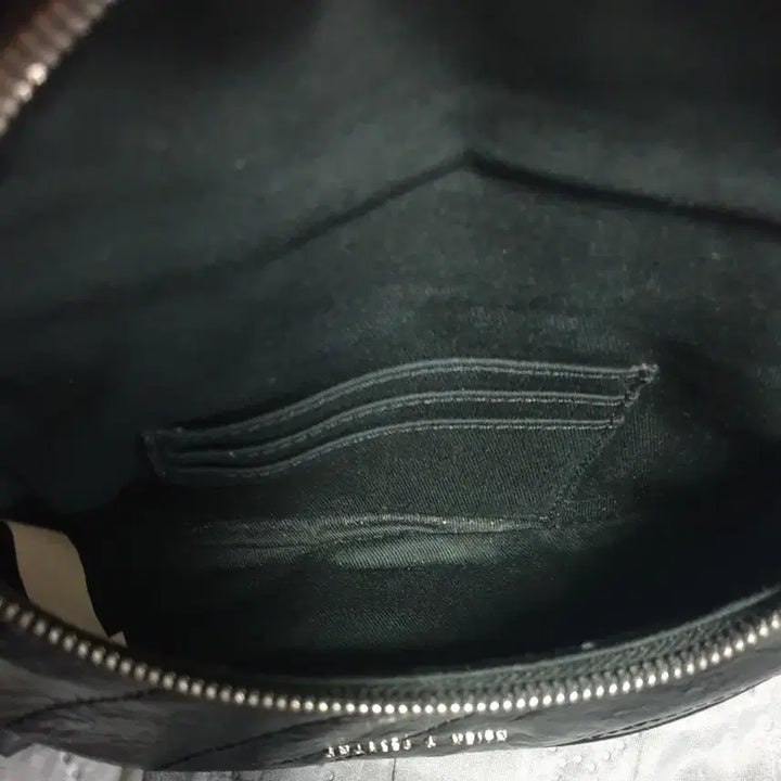 [BUNJANG] Charles & Keith Han So Hee Philomena Crinkle Effect Crossbody Bag / (한소희 PICK)찰스앤키스 필로미나 크링클 이펙트 크로스백