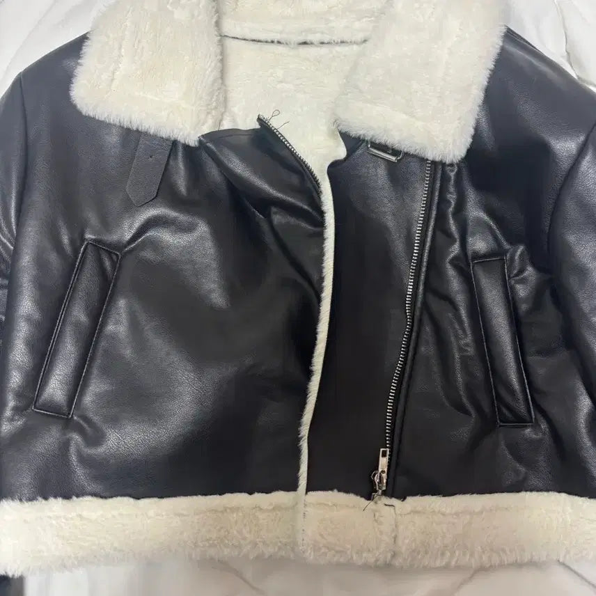 [BUNJANG] Black Leather Shearling Crop Mustang / 블랙 레더 양털 크롭 무스탕