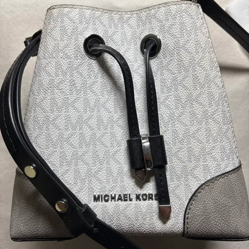 [BUNJANG] Michael Kors White Logo Crossbody Bag / 마이클코어스 화이트 로고 크로스백