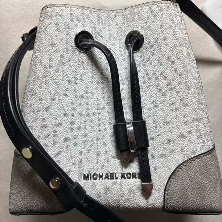 [BUNJANG] Michael Kors White Logo Crossbody Bag / 마이클코어스 화이트 로고 크로스백