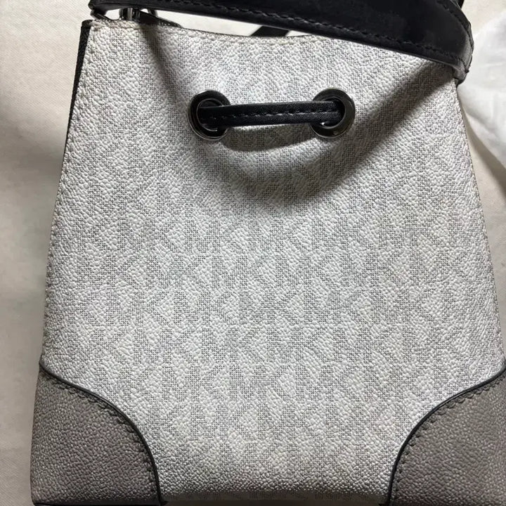 [BUNJANG] Michael Kors White Logo Crossbody Bag / 마이클코어스 화이트 로고 크로스백