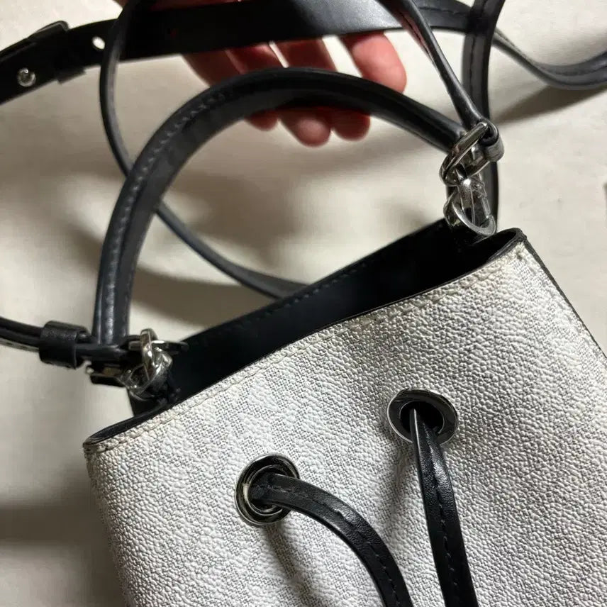 [BUNJANG] Michael Kors White Logo Crossbody Bag / 마이클코어스 화이트 로고 크로스백