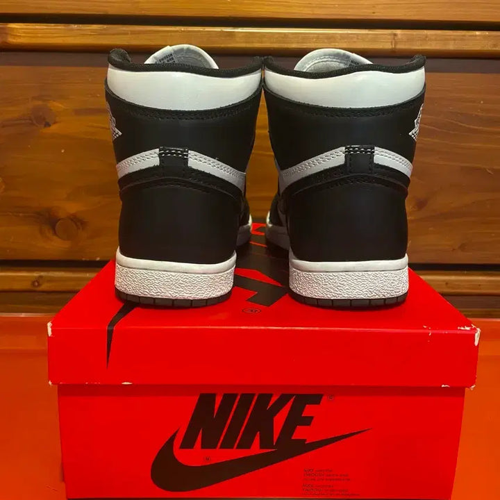 [BUNJANG] Nike Jordan 1 High Panda Black White Sneakers / [250]나이키 조던1 하이 범고래