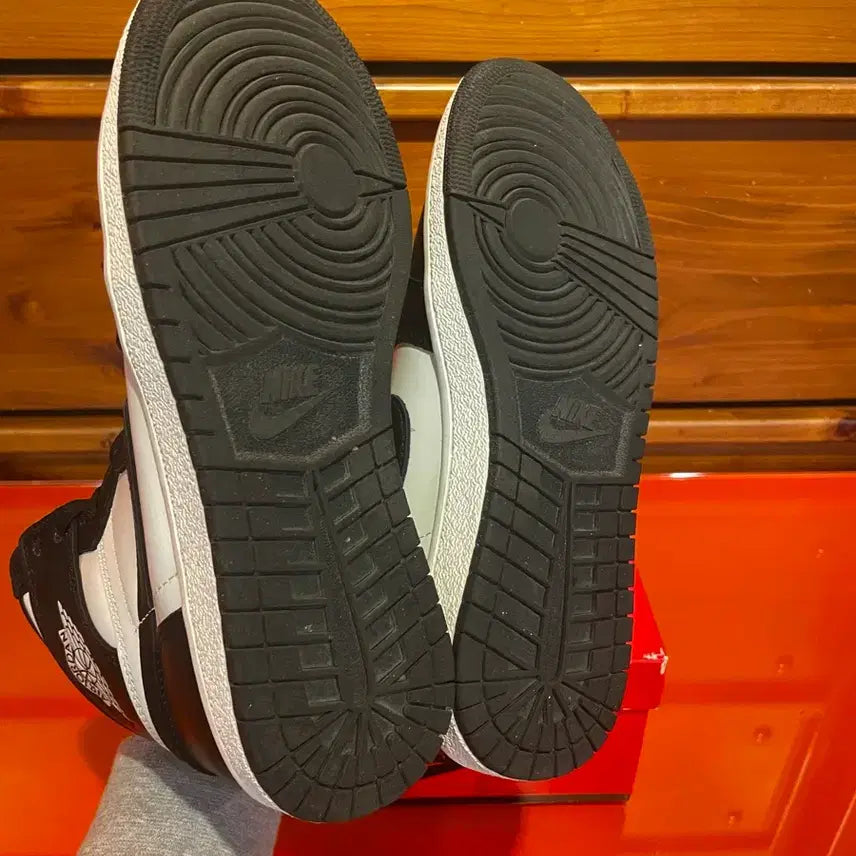 [BUNJANG] Nike Jordan 1 High Panda Black White Sneakers / [250]나이키 조던1 하이 범고래