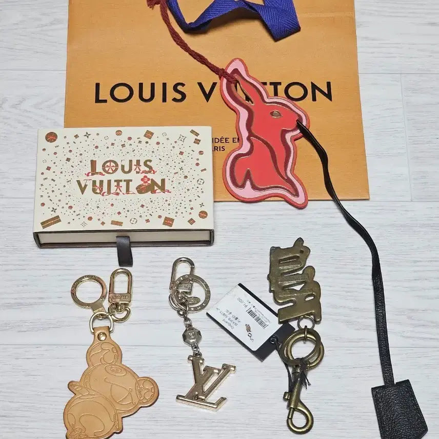 [BUNJANG] Louis Vuitton, Dsquared2 Keyring Bundle / 정품 루이비통 키링2.디스퀘워드키링1.루이비통 키벨1 일괄판매