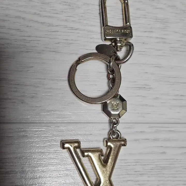 [BUNJANG] Louis Vuitton, Dsquared2 Keyring Bundle / 정품 루이비통 키링2.디스퀘워드키링1.루이비통 키벨1 일괄판매