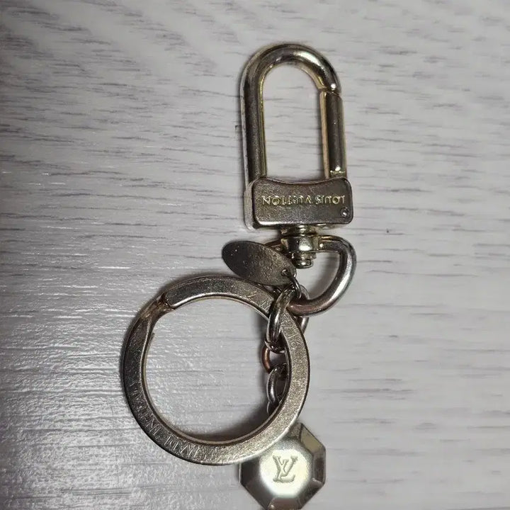 [BUNJANG] Louis Vuitton, Dsquared2 Keyring Bundle / 정품 루이비통 키링2.디스퀘워드키링1.루이비통 키벨1 일괄판매