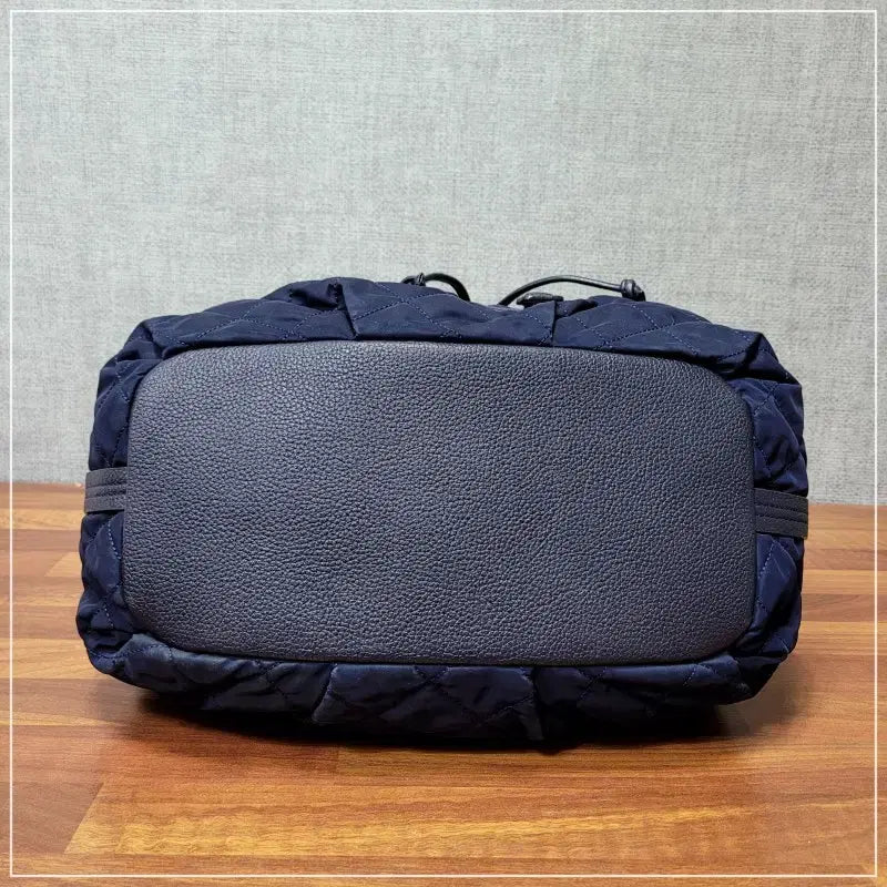 [BUNJANG] DAKS Navy Leather Quilted Bucket Bag Shoulder Bag / @DAKS 네이비 가죽배색 퀄팅 버킷백 숄더백
