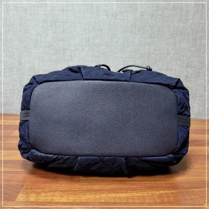 [BUNJANG] DAKS Navy Leather Quilted Bucket Bag Shoulder Bag / @DAKS 네이비 가죽배색 퀄팅 버킷백 숄더백