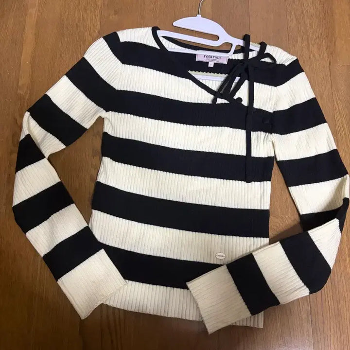 [BUNJANG] RoLAROLA Jang Wonyoung Cutout Knit Top / 로라로라 컷아웃 장원영 니트 리본