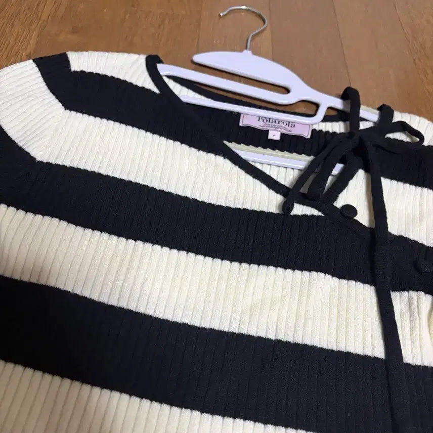 [BUNJANG] RoLAROLA Jang Wonyoung Cutout Knit Top / 로라로라 컷아웃 장원영 니트 리본
