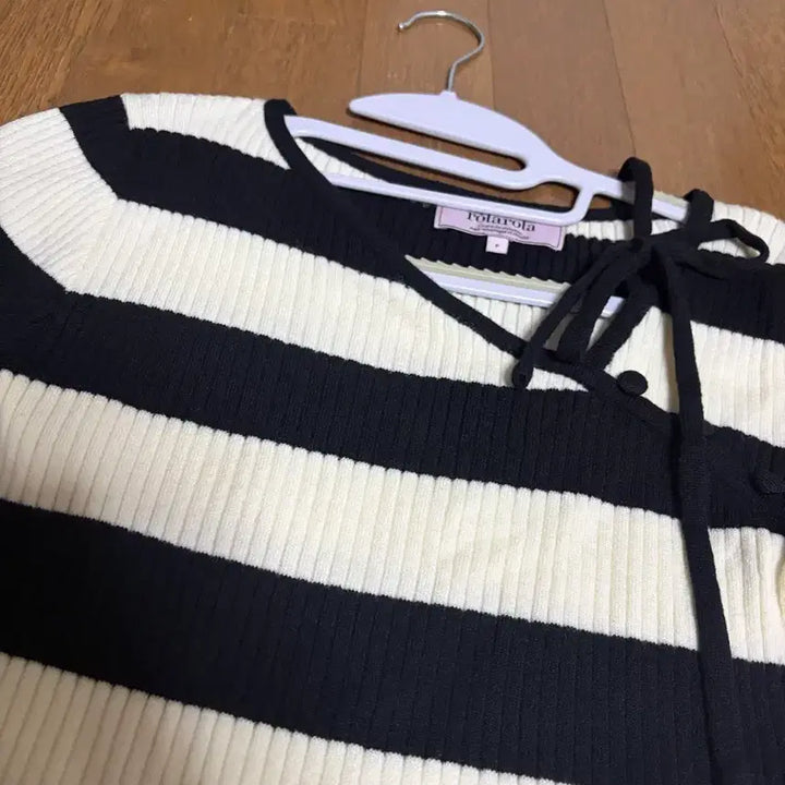 [BUNJANG] RoLAROLA Jang Wonyoung Cutout Knit Top / 로라로라 컷아웃 장원영 니트 리본