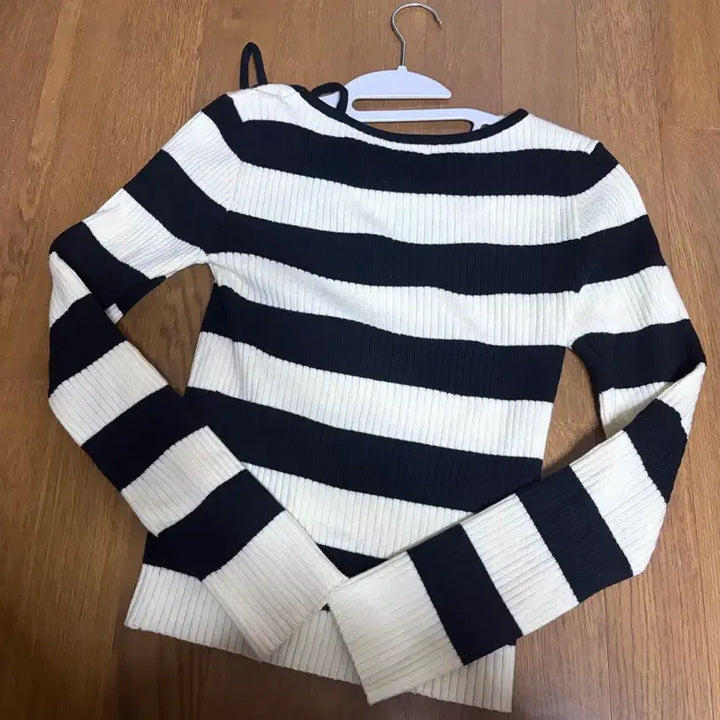 [BUNJANG] RoLAROLA Jang Wonyoung Cutout Knit Top / 로라로라 컷아웃 장원영 니트 리본