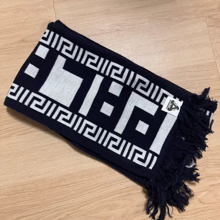 [BUNJANG] Palace Major Prett Scarf / (OS) 팔라스 머플러(메이저 프렛 스카프)
