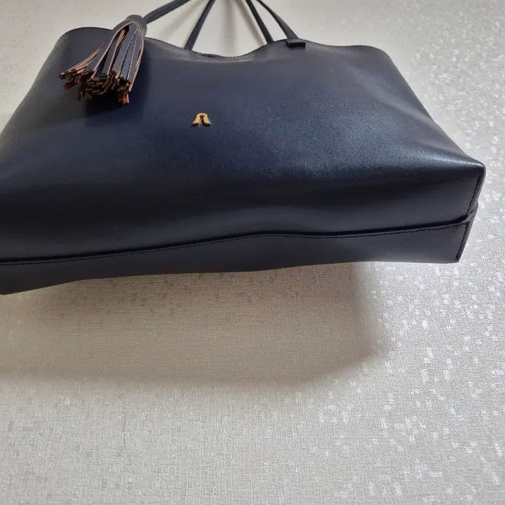 [BUNJANG] Black Genuine Leather Tote Bag / 천연소가죽 토트백 + 태슬 장식