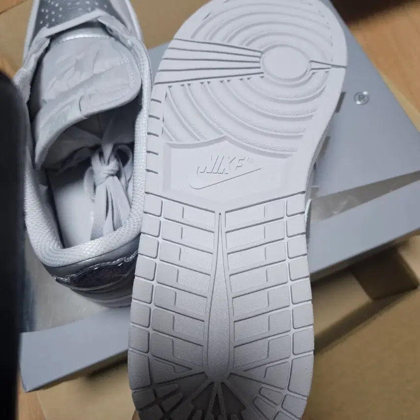 [BUNJANG] Nike Jordan 1 Low OG Metallic Silver Sneakers / 나이키 조던1 로우 OG 메탈릭 실버 285미리