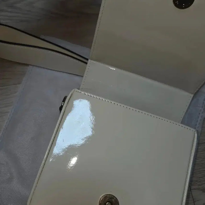 [BUNJANG] White Enamel Mini Crossbody Bag / 화이트 에나멜 미니 크로스백 (스트랩 포함)