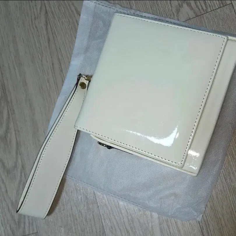 [BUNJANG] White Enamel Mini Crossbody Bag / 화이트 에나멜 미니 크로스백 (스트랩 포함)