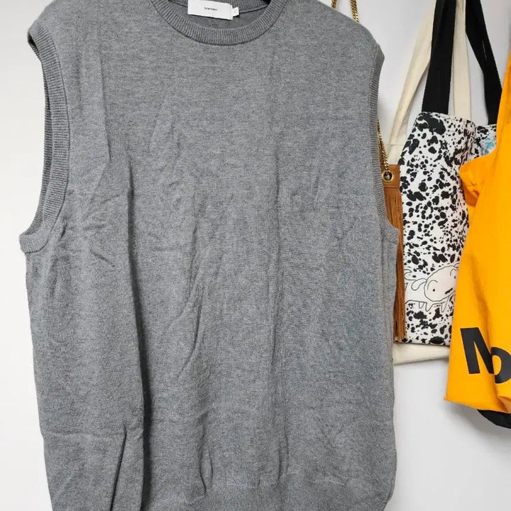 [SOLD OUT] 19ss 그라프페이퍼 수빈 베스트 2사이즈