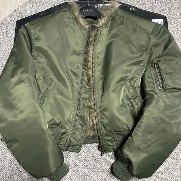 [BUNJANG] Noir Shaggy Fur MA-1 Cropped Jacket Khaki Size 50 / 노이어 샤기 퍼 MA-1 크롭 자켓 50 (카키)