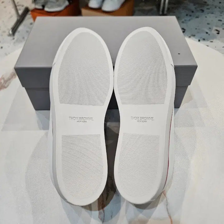 [BUNJANG] Thom Browne White Sneaker (270mm) / [정품/새상품/9사이즈/선물] 톰브라운 삼선 화이트 스니커즈 270mm