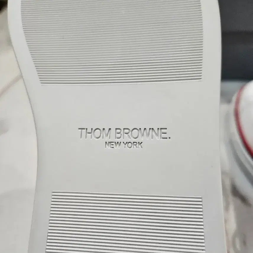 [BUNJANG] Thom Browne White Sneaker (270mm) / [정품/새상품/9사이즈/선물] 톰브라운 삼선 화이트 스니커즈 270mm