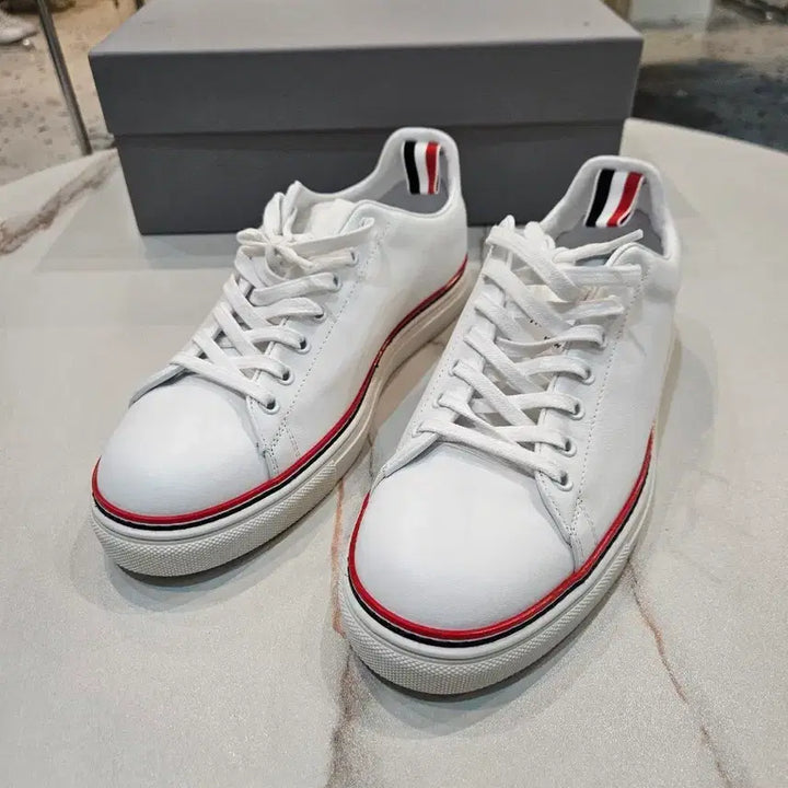 [BUNJANG] Thom Browne White Sneaker (270mm) / [정품/새상품/9사이즈/선물] 톰브라운 삼선 화이트 스니커즈 270mm