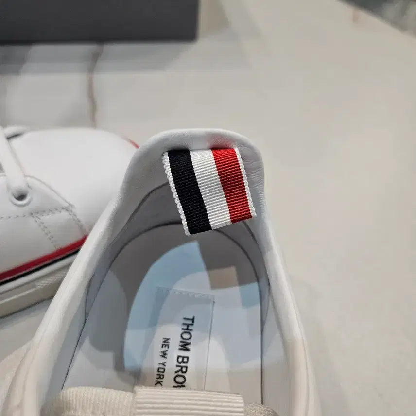[BUNJANG] Thom Browne White Sneaker (270mm) / [정품/새상품/9사이즈/선물] 톰브라운 삼선 화이트 스니커즈 270mm