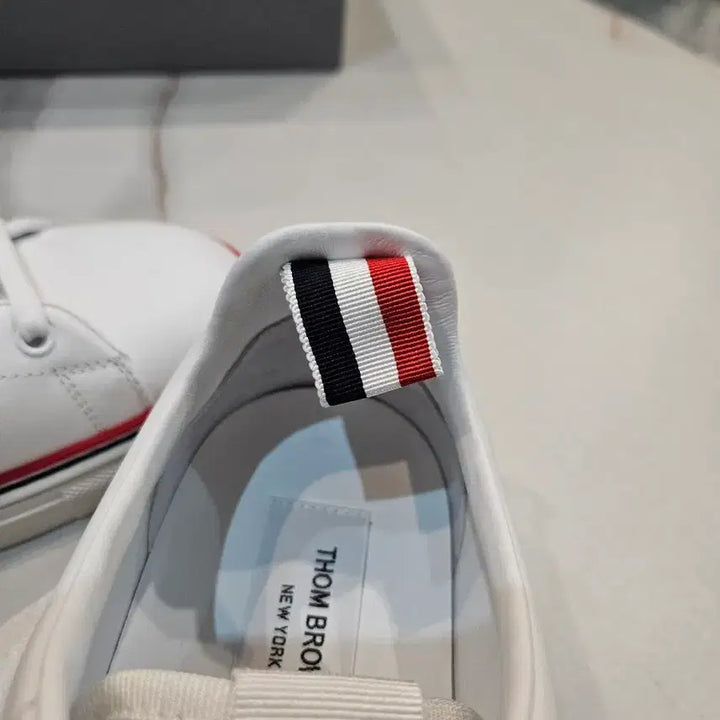 [BUNJANG] Thom Browne White Sneaker (270mm) / [정품/새상품/9사이즈/선물] 톰브라운 삼선 화이트 스니커즈 270mm