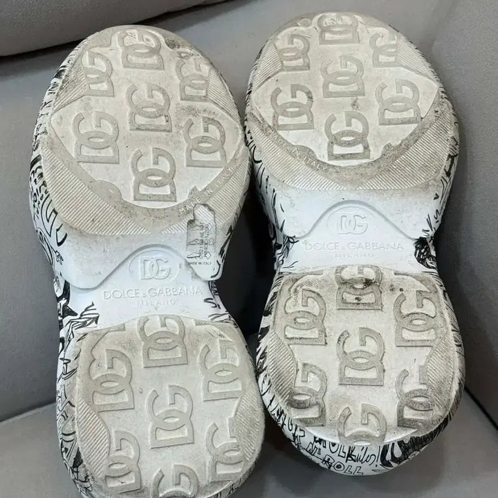 [BUNJANG] Dolce &amp; Gabbana Graffiti Sneakers (Size 39) / 돌체앤가바나 그래피티 신발 스니커즈 39사이즈