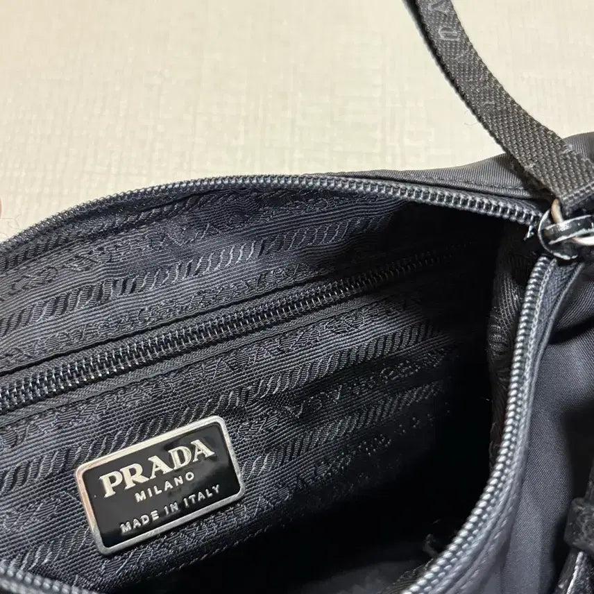 [SOLD OUT] 프라다 벨크로 호보 백