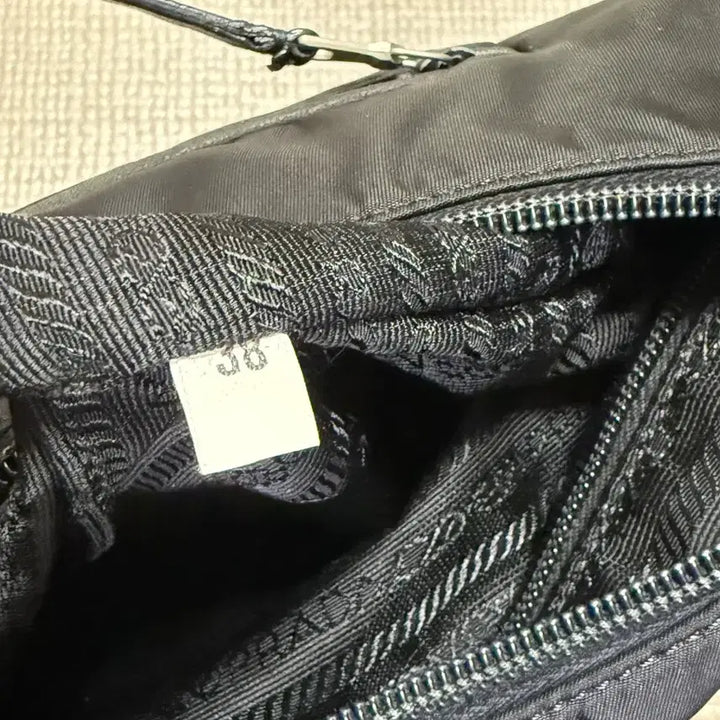 [SOLD OUT] 프라다 벨크로 호보 백