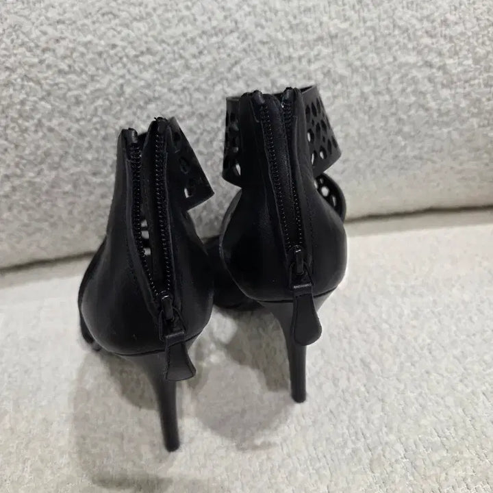 [BUNJANG] Alexander McQueen Cutout Heel Sandals / 알렉산더 맥퀸 블랙 컷아웃 힐 샌들 36.5 여성슬리퍼구두